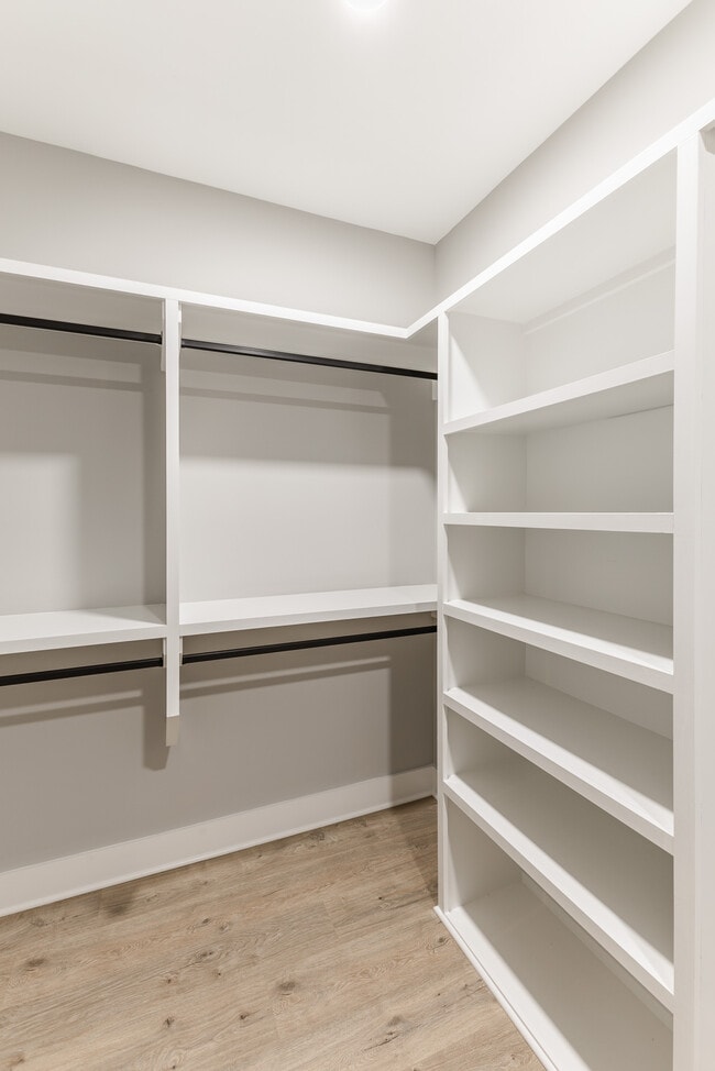 Building Photo - 592 River Watch Way