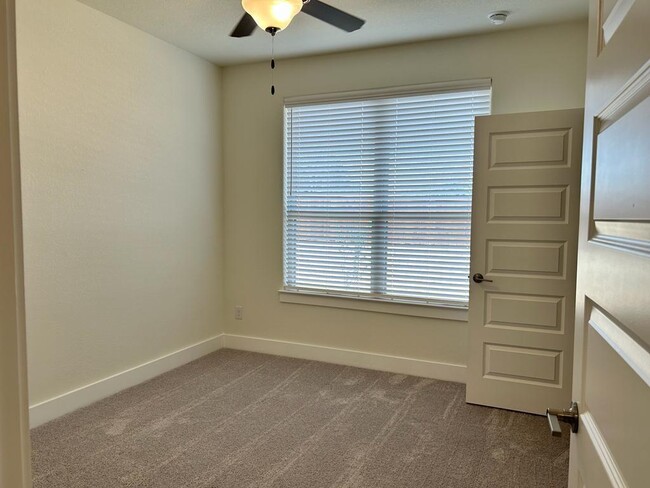 Building Photo - 420 Parkline Dr