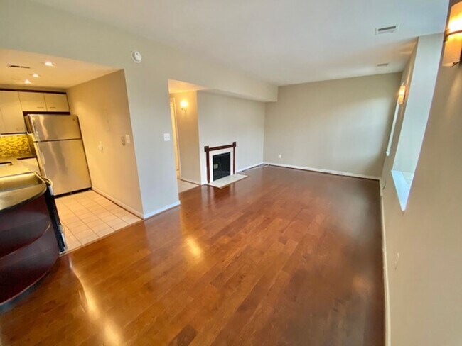 Building Photo - Dupont - West End Fabulous studio with decorative Fireplace & W/D