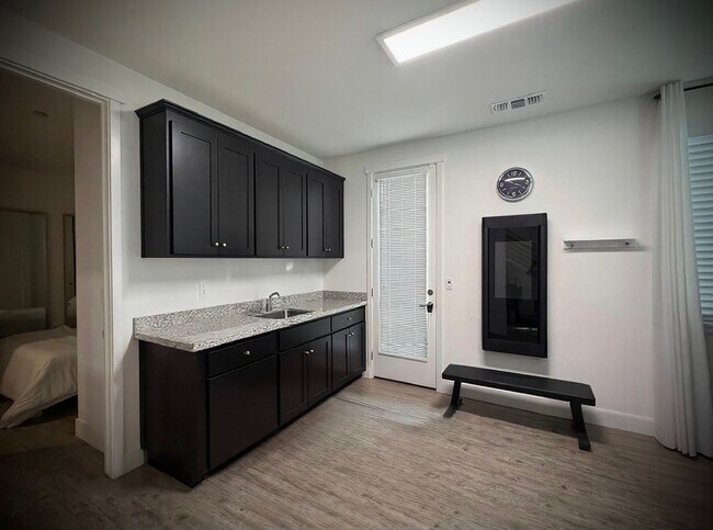 Building Photo - Luxury 4BR Home with Dual Side Yards, Putt...