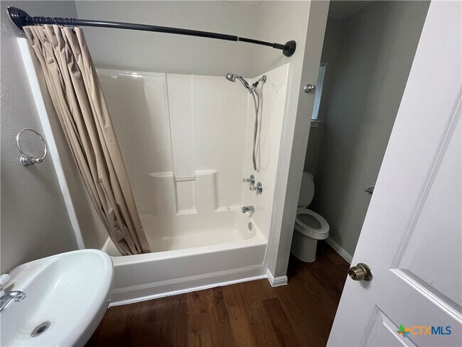 Building Photo - 542 Lonesome