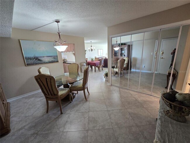 Building Photo - 634 Edgewater Dr