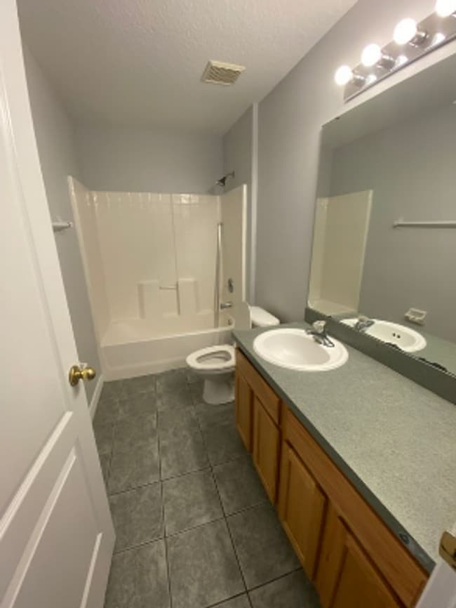 Building Photo - 4 Bedroom 3 Bath home in Sandy Ridge subdivision, in Davenport for RENT!