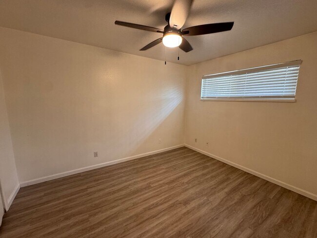 Building Photo - 9400 Candelaria Rd NE
