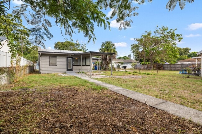 Building Photo - $25 Drive by & Apply for Beds 2 Bath House * Large Living/Dining + Bonus Room and Yard** Move in ...