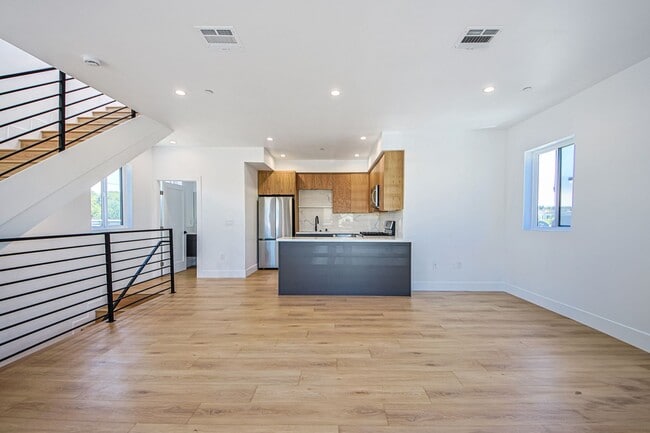 Building Photo - 2851 S Victoria Ave