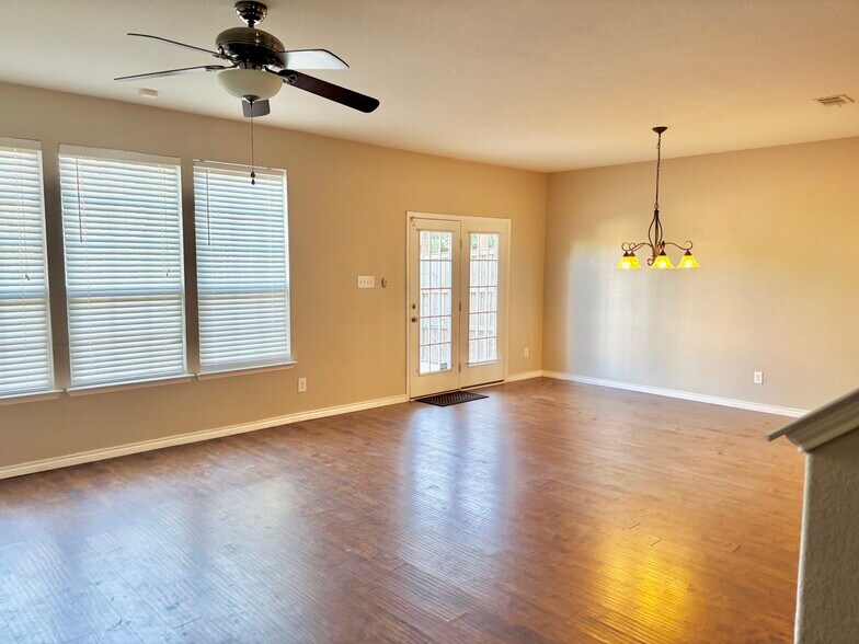 living dinning area - 9032 Yellow Cedar Trl
