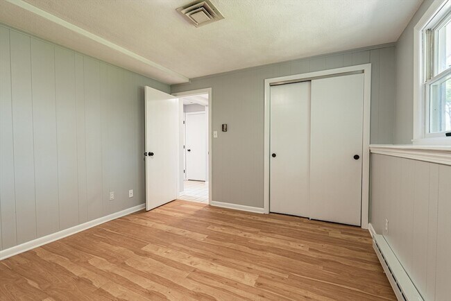 Building Photo - 20 Fieldstone Dr