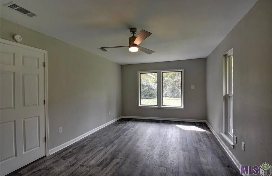 Master bedroom - 1351 N Woodcrest Ave