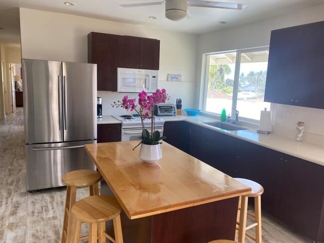 Building Photo - Charming Island Retreat – 3BR/2BA Home A B...