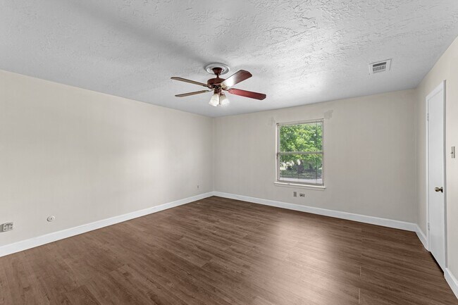 Building Photo - 11319 Briar Forest Dr