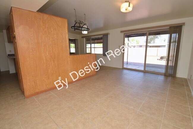Building Photo - Spacious 3 Bed 2 Bath Eastside Home w/Huge Yard & Fireplace