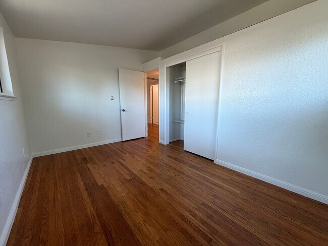 Building Photo - Adorable 3 bedroom 2 bath bungalow in Rosemont