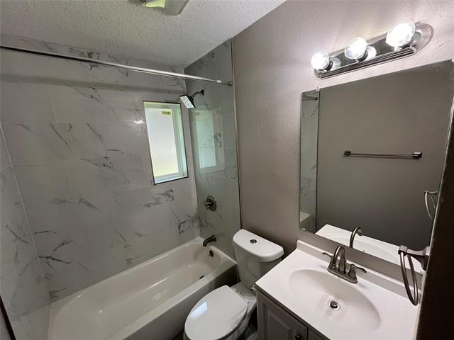 Building Photo - 2434 Lakeshore Dr