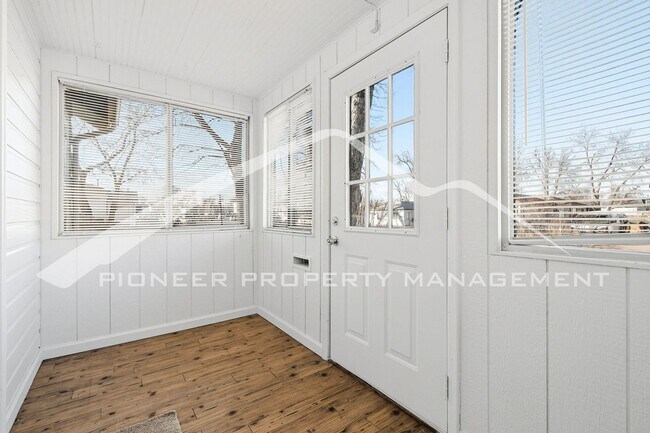 Building Photo - Charming Home with Central AC and Washer/Dryer