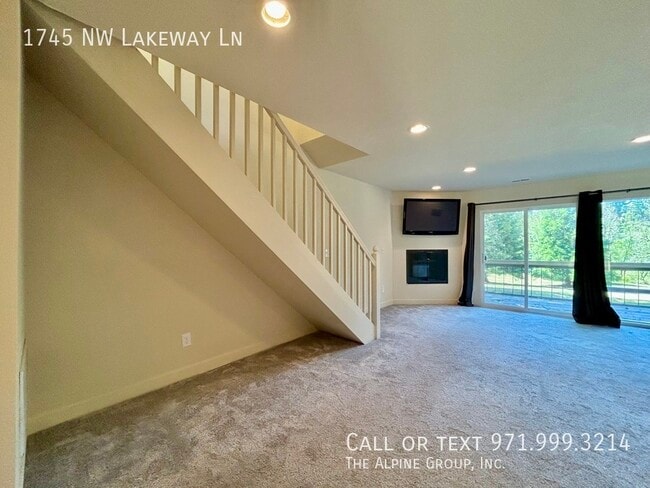 Building Photo - 1745 NW Lakeway Ln