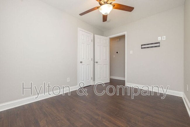 Building Photo - 220 W 31st St