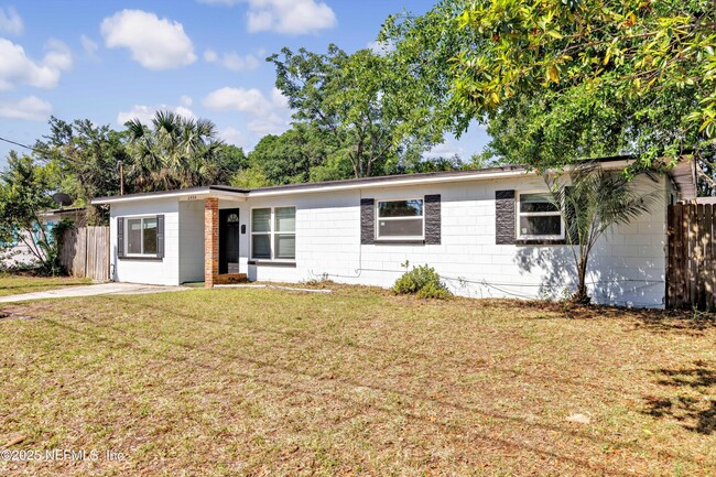 Building Photo - 2930 Wycombe Dr W