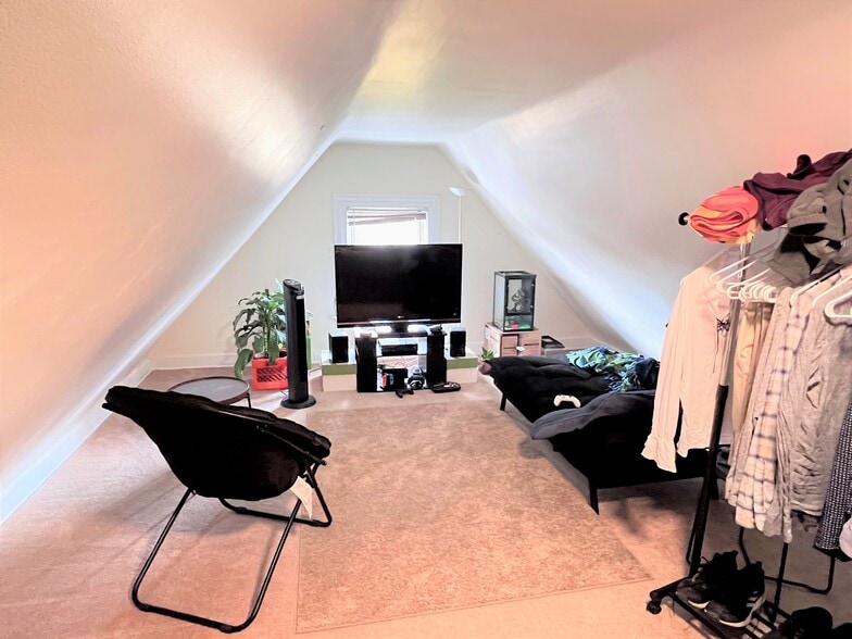 Building Photo - 2374 Victor St