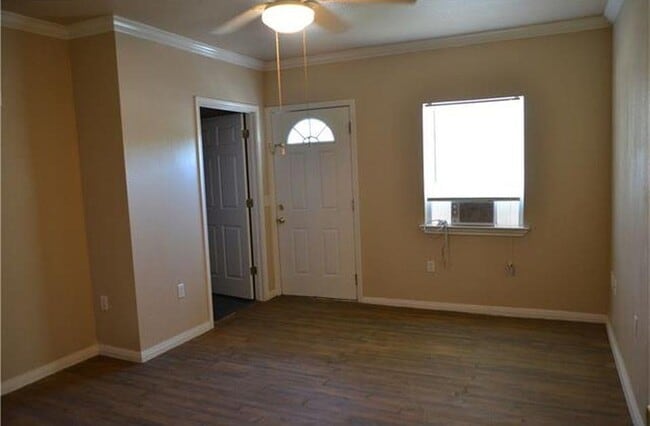 Building Photo - 609 Riverwood Dr