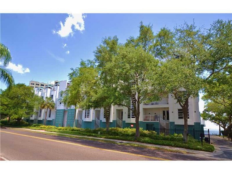 Building Photo - 4950 Bayshore Blvd