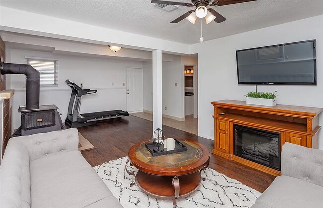 Building Photo - LOWER BEAVER!! 4 Bed, 2 Bath Home in Des Moines