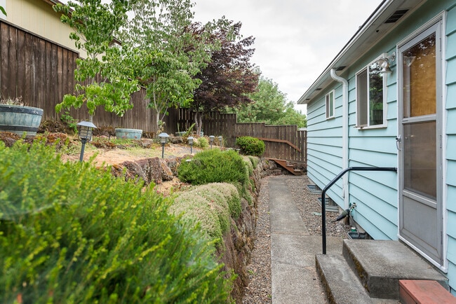 Building Photo - 3387 SE 10th Ave