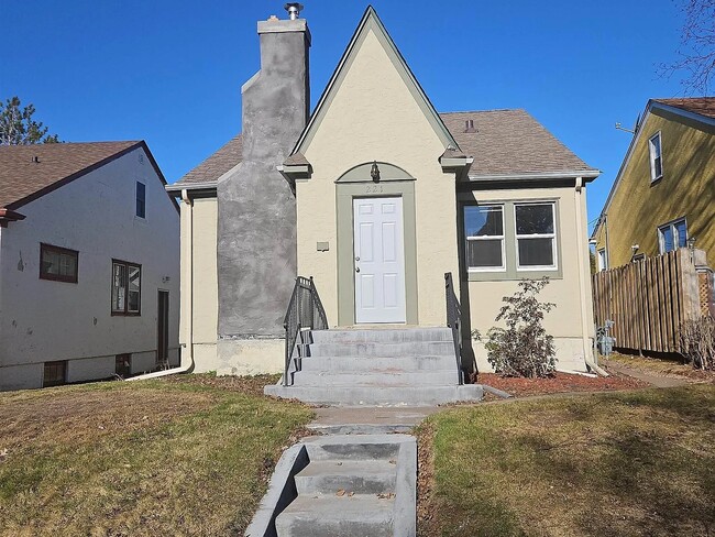 Building Photo - 221 Snelling Ave