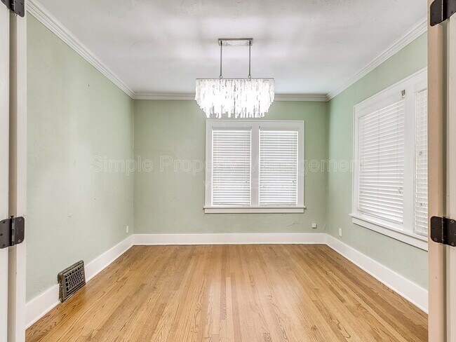 Building Photo - 2005 NW 18th St