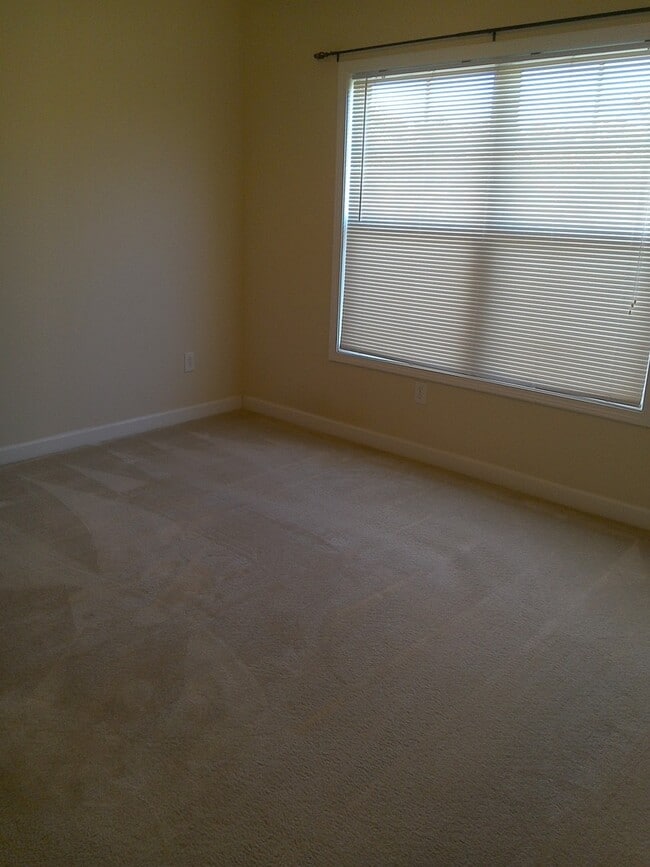 Building Photo - 2 Bedroom 1st Floor Condo in Berkshire Forest
