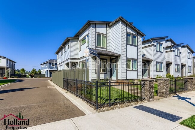 Building Photo - Beautiful 3-Bed Townhouse Near Downtown Hi...
