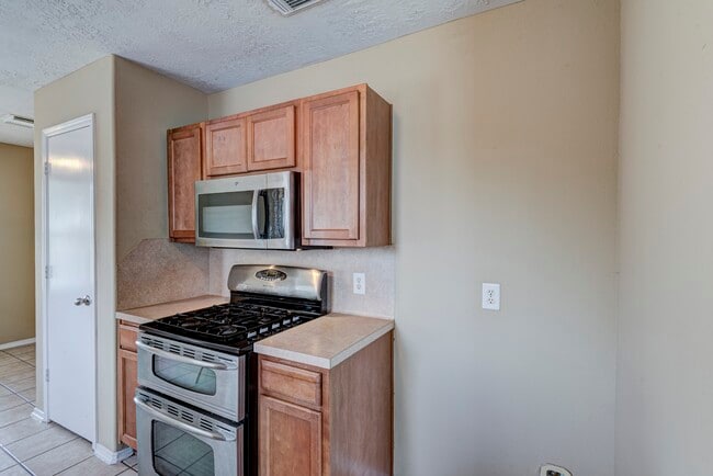 Building Photo - 1402 Sycamore Leaf Way