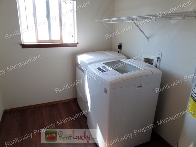 Building Photo - Fabulous 2-Bedroom Duplex w/Attached Garag...