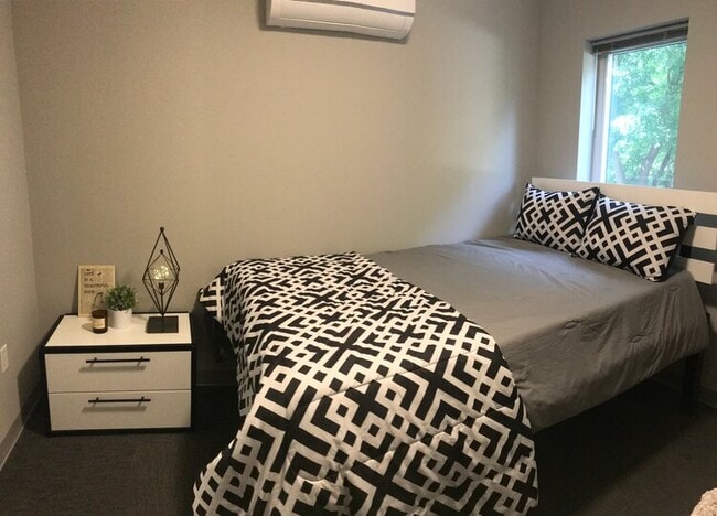 Building Photo - 126 College Ave