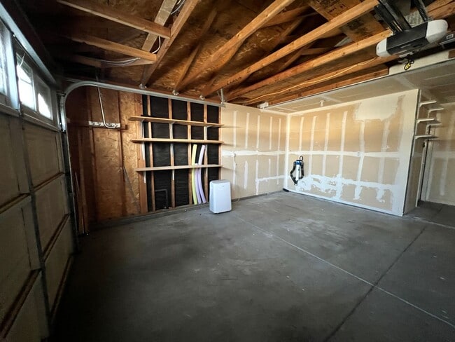 Building Photo - 412 Apple Way