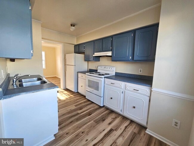 Building Photo - 1819 Picadilly Circus