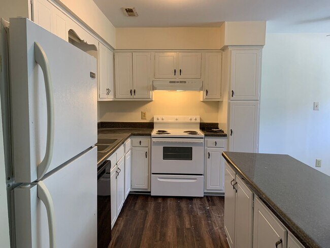 Building Photo - One-month FREE rent! Apply by 3/20/26.