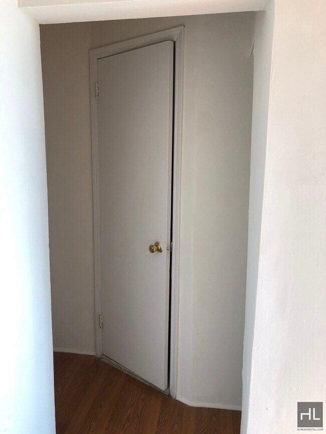 Building Photo - Top Floor Alcove Studio