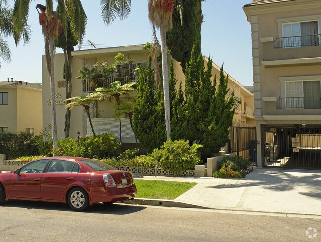 Building Photo - 1321 N Poinsettia Pl