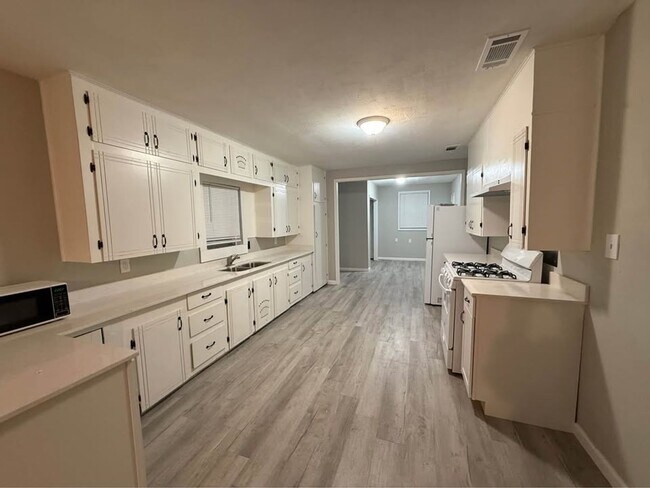 Building Photo - 3 Bedroom 1 Bathroom Home for Rent