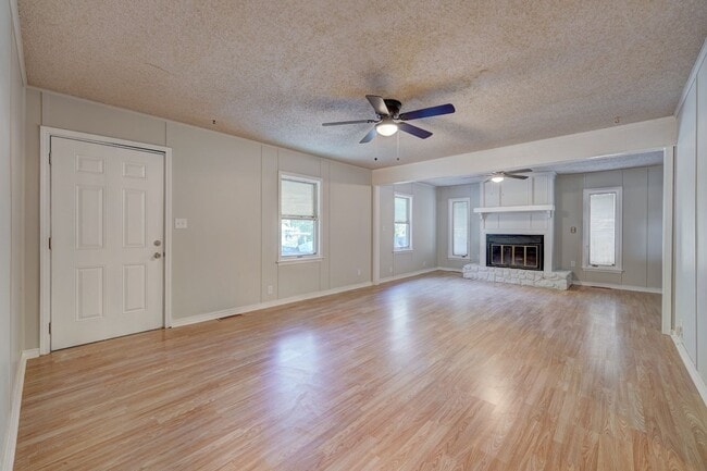 Building Photo - 4 Bedroom Available Now!