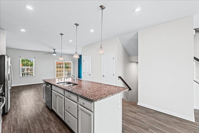 Building Photo - Elegant Townhome Close to I-95 and Downtow...