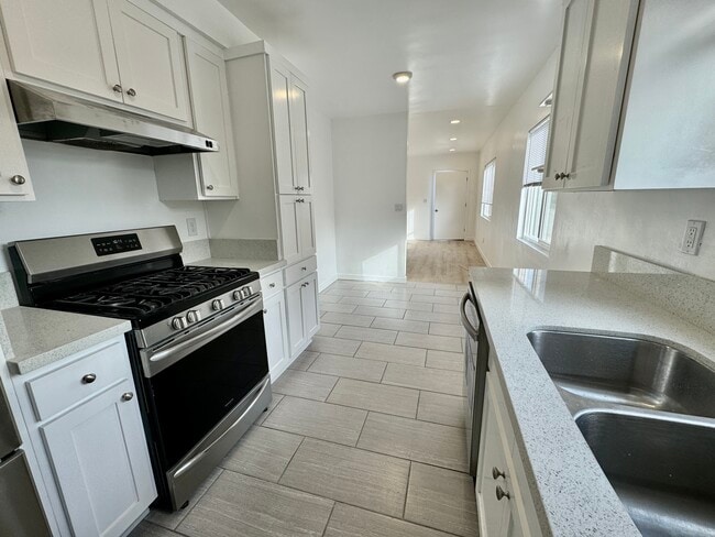 Building Photo - 906 Harkness Ln