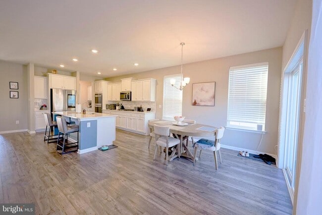 Building Photo - 65 Westmont Dr