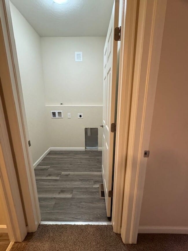 Building Photo - Modern 2-Story Townhome in Prime Mesa Mall Location!