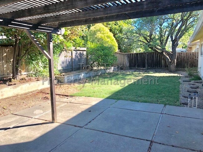Building Photo - 3 Bd/2 Ba (plus office), 1496 sf ranch-sty...