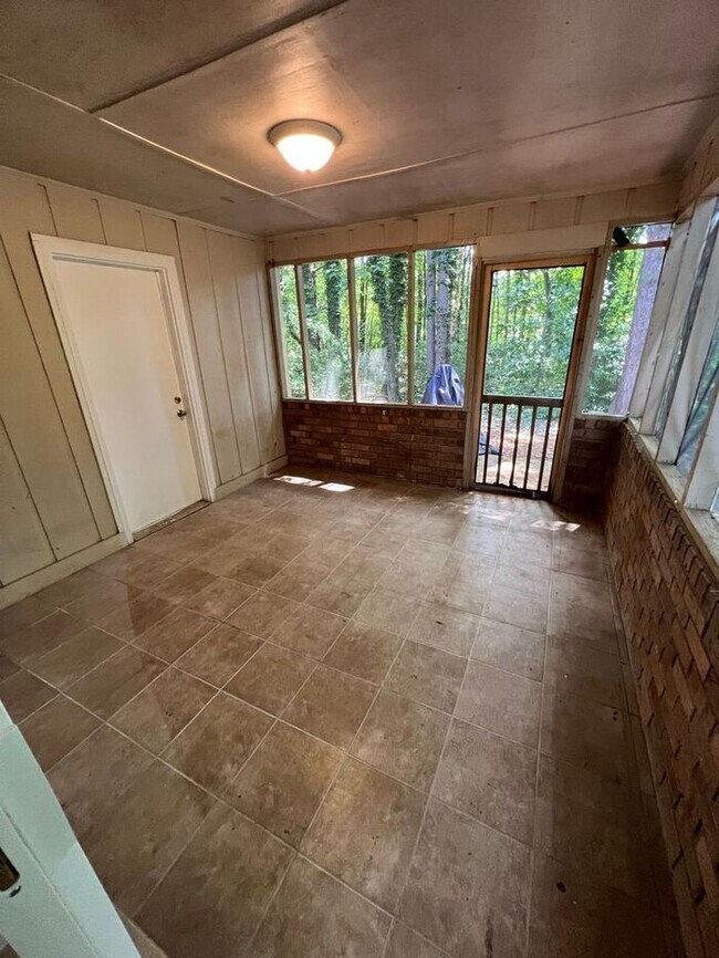 Building Photo - Spacious 2-Bedroom Townhome with Screened-In Porch!