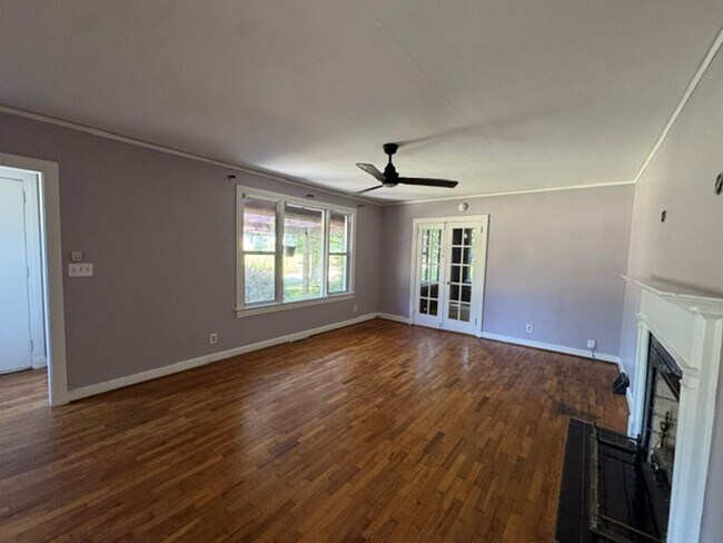 Building Photo - 412 College Ave