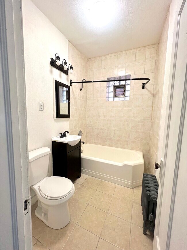 Building Photo - 4143 N McVicker Ave