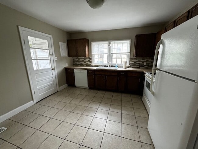 Building Photo - 2 Bedroom 1 Bath House with garage